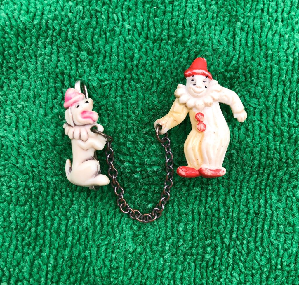 1950s/60s Circus Clown w/ Dog Dble Pin Brooch /b