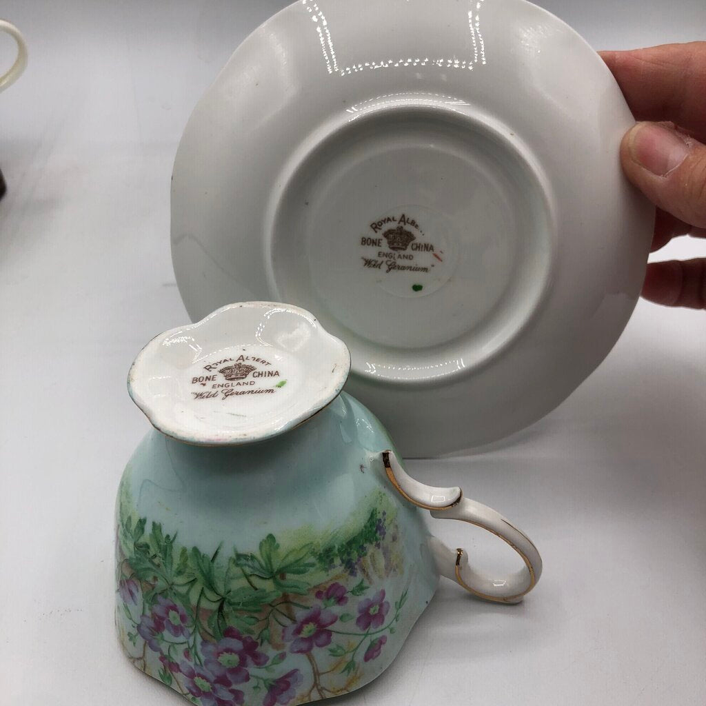 Vtg Royal Albert Wild Geranium & Ansley Yellow Primrose Teacup & Saucers /b