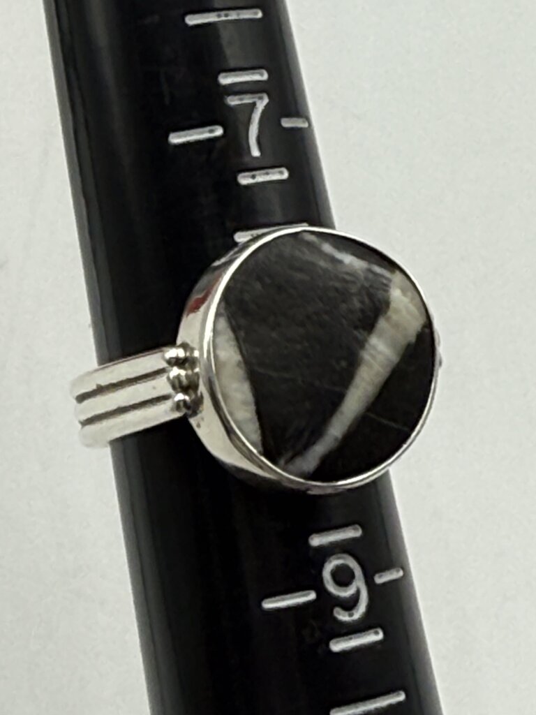 Artisan Signed Sterling Silver Ring Black/White Stone Size 8.5 /ro