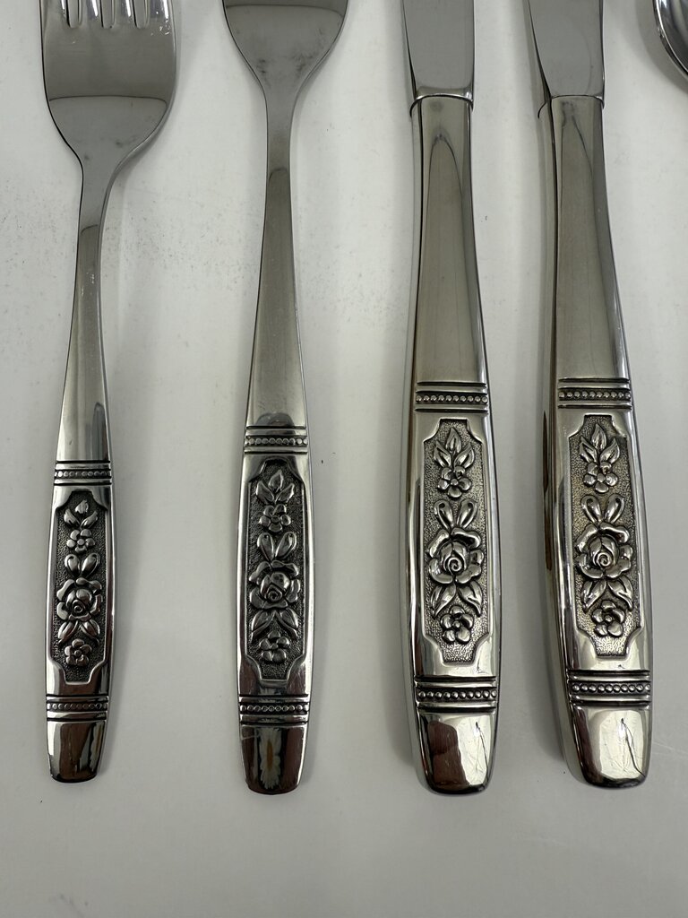 VTG Oneida Community Louisville Pattern Flatware Set of 100 Pieces /ro