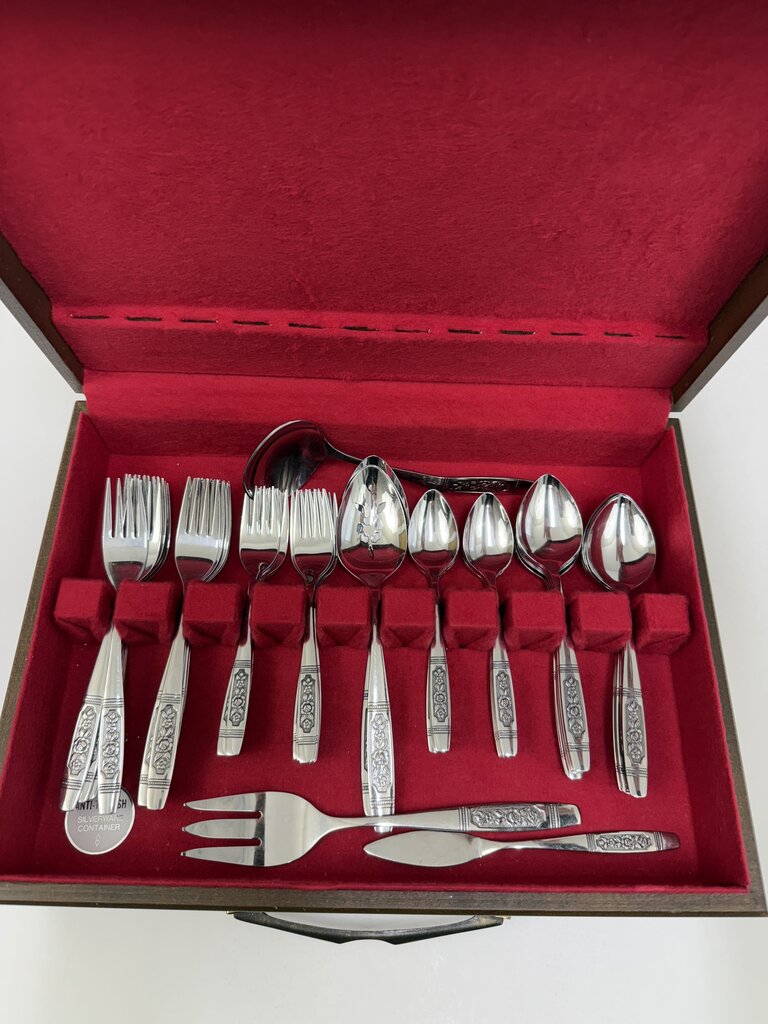 VTG Oneida Community Louisville Pattern Flatware Set of 100 Pieces /ro