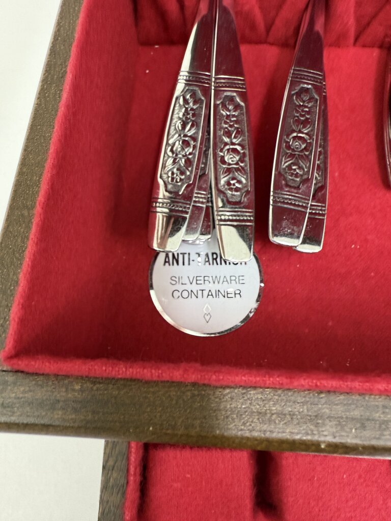 VTG Oneida Community Louisville Pattern Flatware Set of 100 Pieces /ro