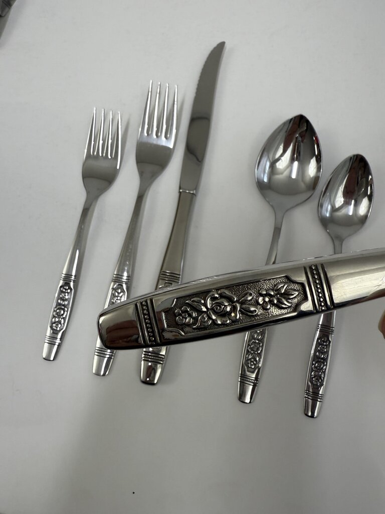VTG Oneida Community Louisville Pattern Flatware Set of 100 Pieces /ro