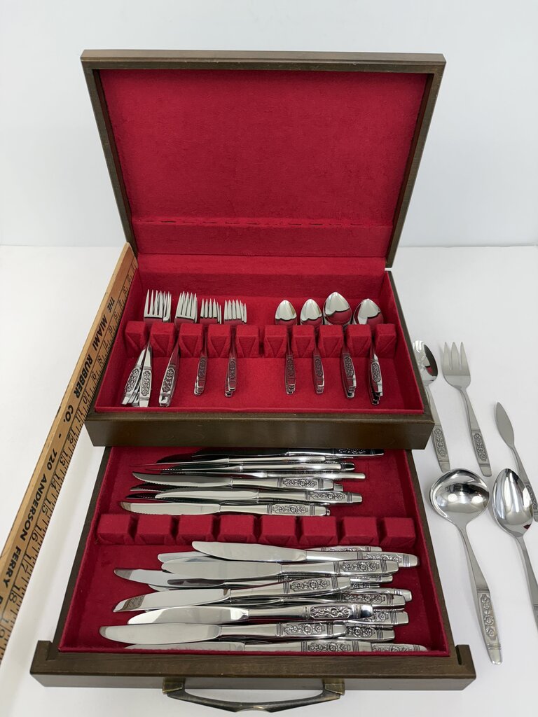 VTG Oneida Community Louisville Pattern Flatware Set of 100 Pieces /ro