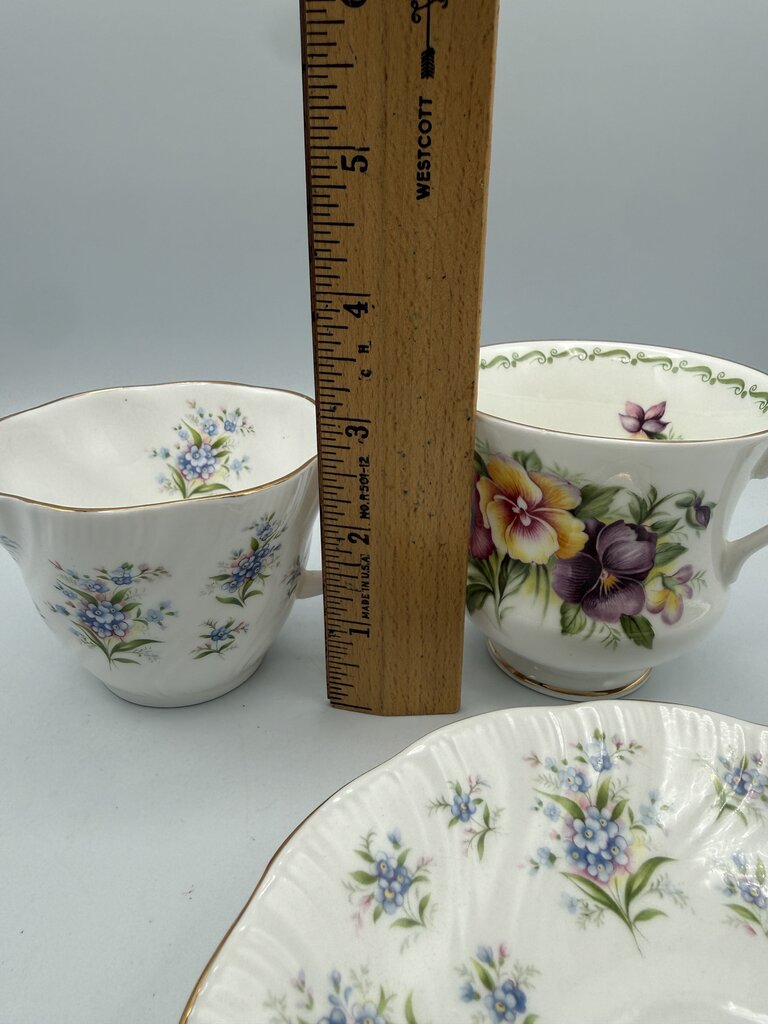 Set of 2 VTG Queen’s Bone China England Tea Cup & Saucer /roh