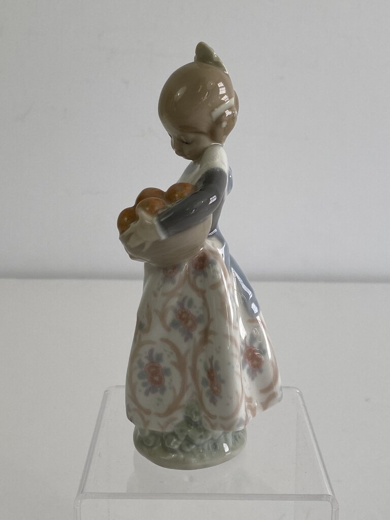 Lladro “Valencia Girl” #4841” Glazed Figurine of a Girl Holding Oranges Made in Spain /roh