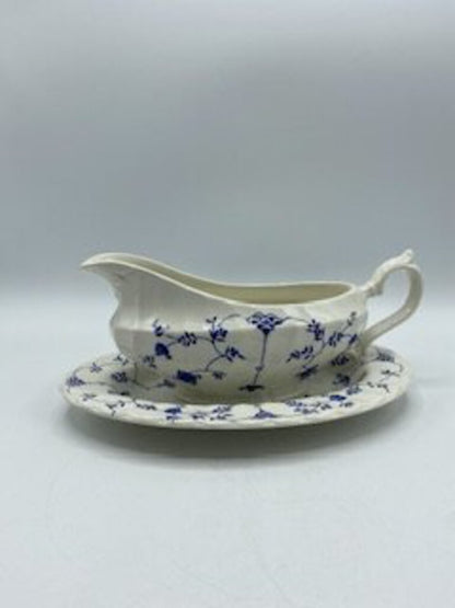 Myott Finlandia Fine Staffordshire Ware England Blue/White Gravy Boat w/Underplate /roh