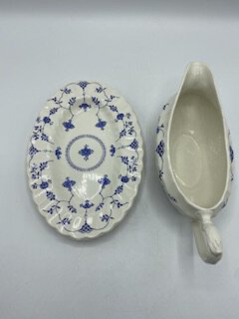 Myott Finlandia Fine Staffordshire Ware England Blue/White Gravy Boat w/Underplate /roh