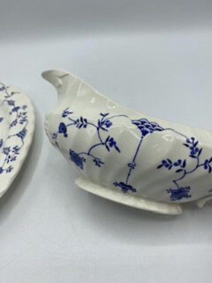 Myott Finlandia Fine Staffordshire Ware England Blue/White Gravy Boat w/Underplate /roh