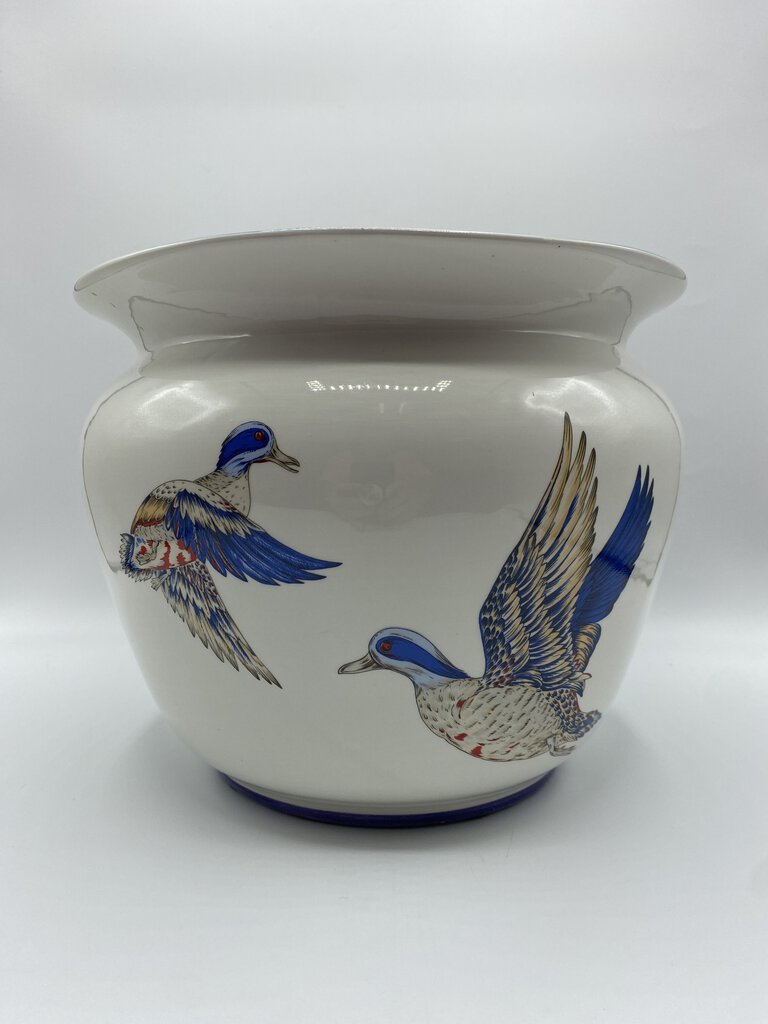 Large Pot Decor white with Multi-Colored Ducks in Flight 8” Tall /rw