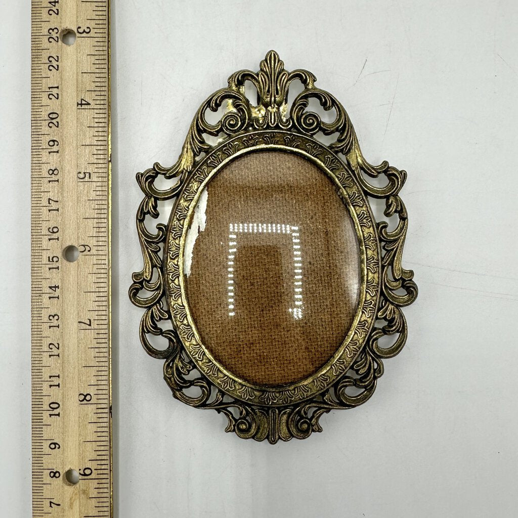 Vintage Ornate 5 1/4” Oval Brass Wall Frame w/Convex Glass Made In Italy /cb