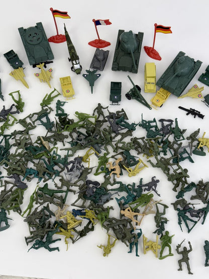 Vintage 200 Pieces Plastic 1960’ies Soldier Figures Jeeps Tanks & More /rb