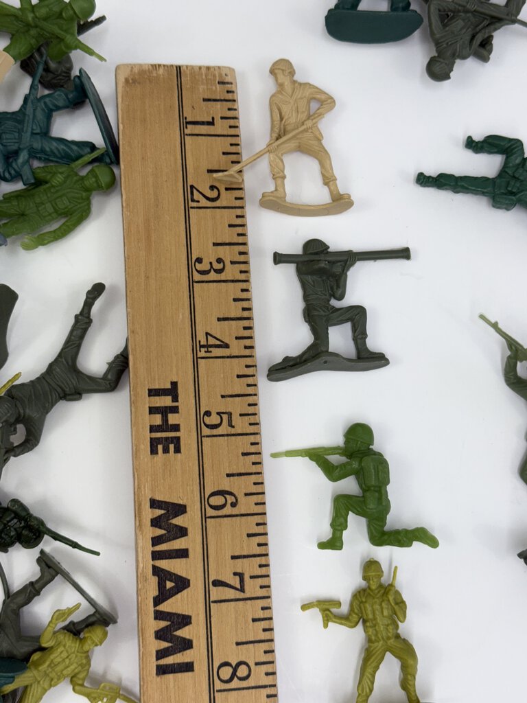 Vintage 200 Pieces Plastic 1960’ies Soldier Figures Jeeps Tanks & More /rb