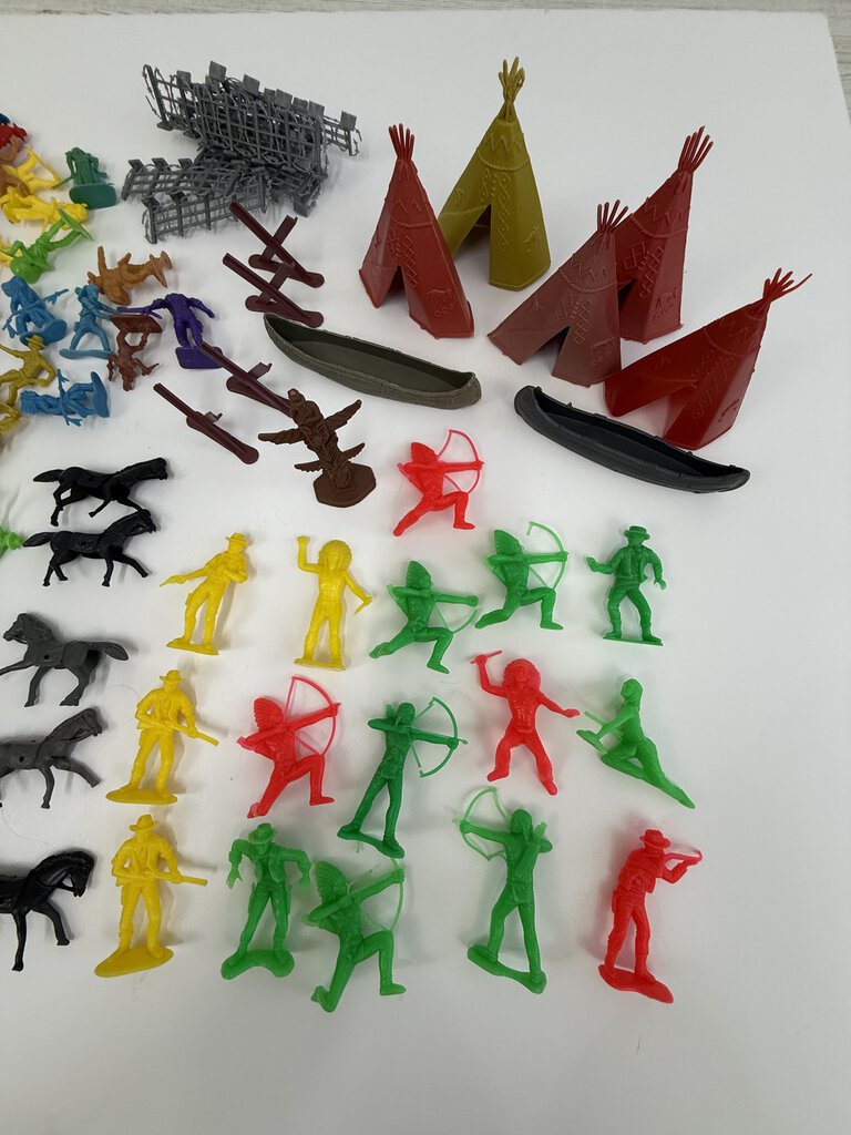 VTG Lot of 136 pcs. Plastic Multi-colored Cowboys, Indians Figures + accessories 1960ies /rb