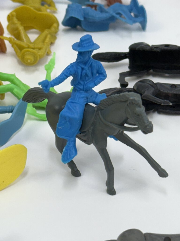 VTG Lot of 136 pcs. Plastic Multi-colored Cowboys, Indians Figures + accessories 1960ies /rb