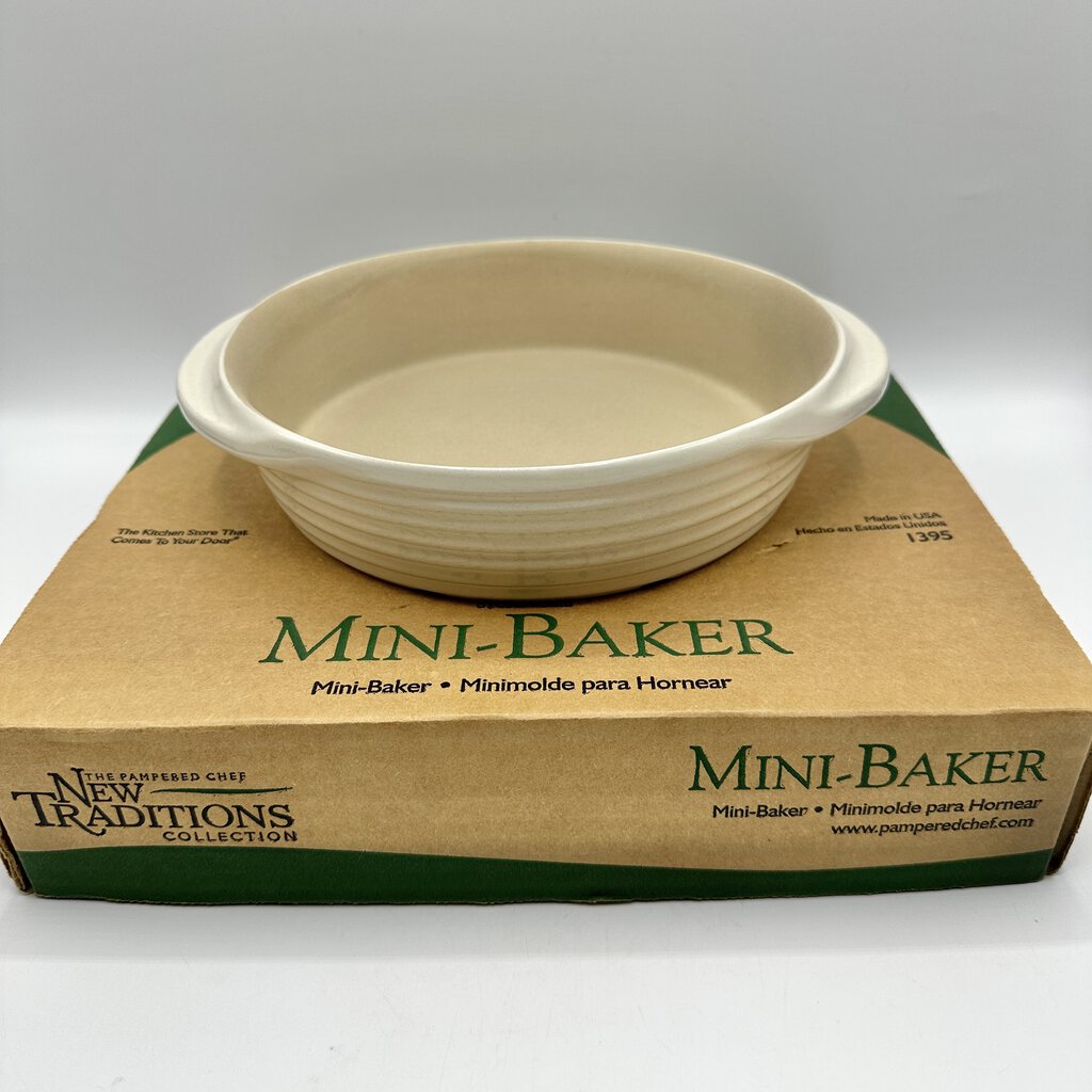 The Pampered Chef New Traditions French Vanilla 8” Stoneware Mini Baker 1395 w/Box /cb