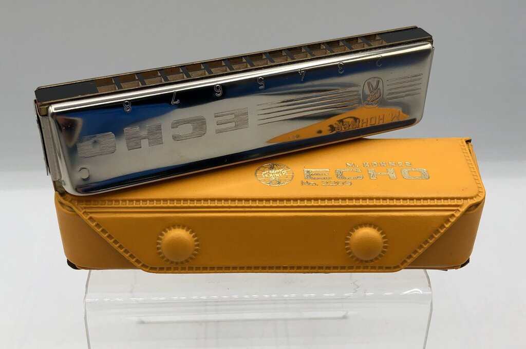 M. Horner Echo 2209 C Harmonica w. Case /b