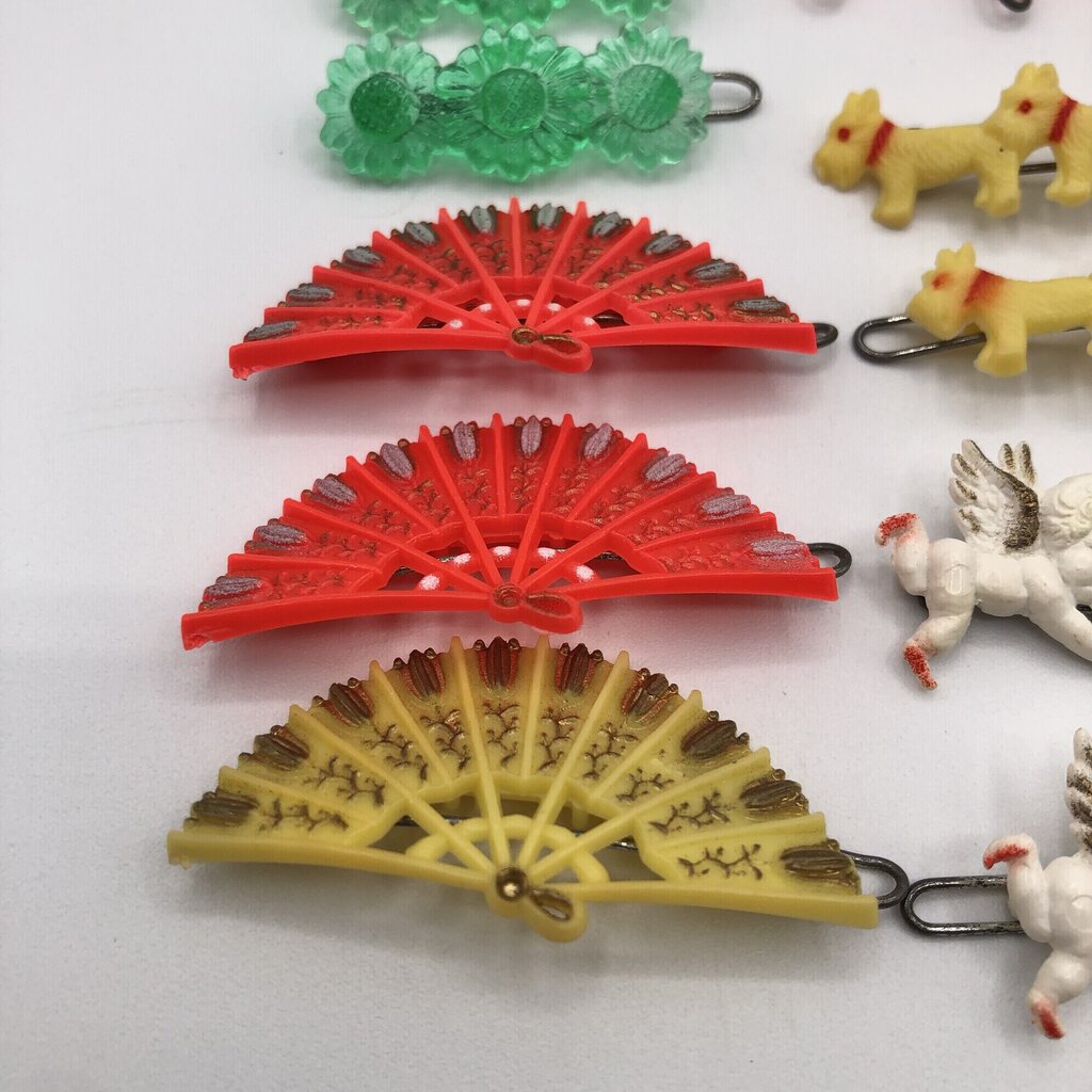Lot of 1960’s Child’s Novelty Barrettes w/ Case ~ 22pc /b