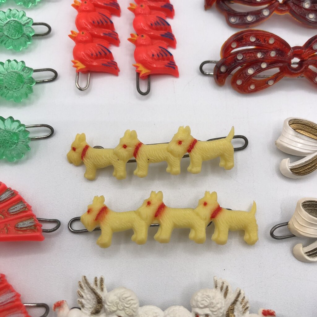 Lot of 1960’s Child’s Novelty Barrettes w/ Case ~ 22pc /b