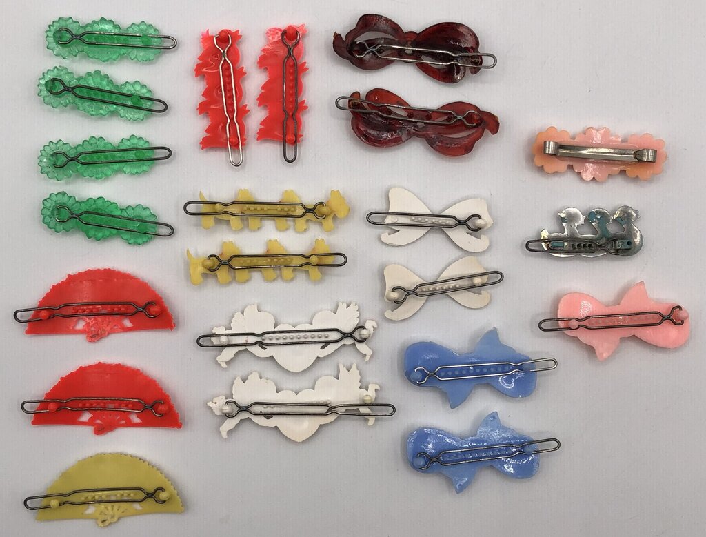Lot of 1960’s Child’s Novelty Barrettes w/ Case ~ 22pc /b