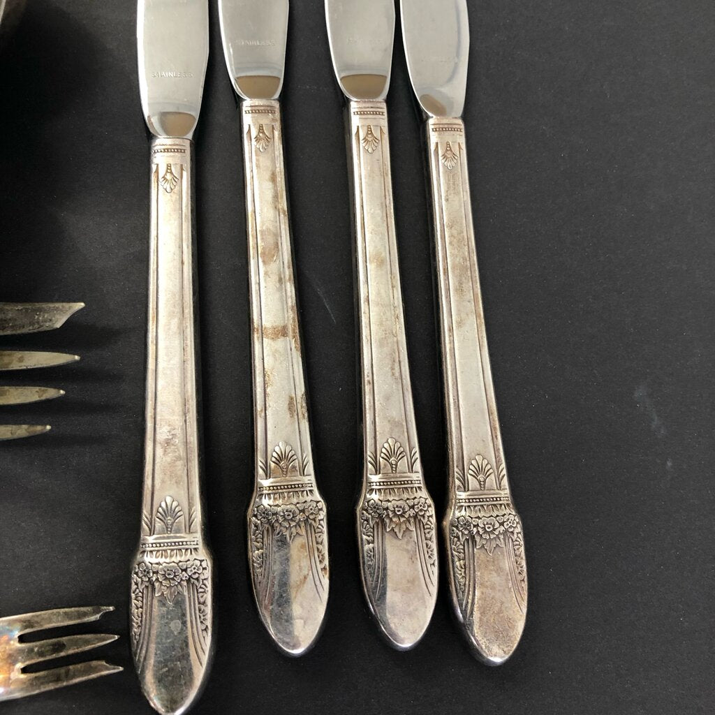Eclectic 32pc Lot of Antique & Vintage Silver Plate Flatware /b