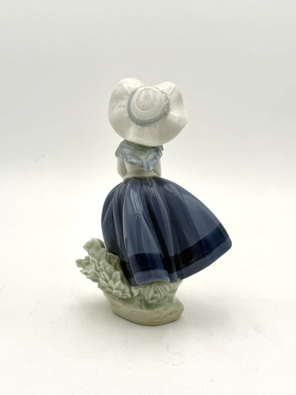 VTG Lladro Pretty Pickings #5222 Girl w/ Flowers Porcelain Figurine