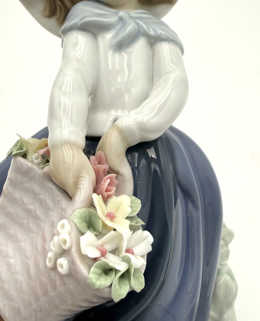 VTG Lladro Pretty Pickings #5222 Girl w/ Flowers Porcelain Figurine