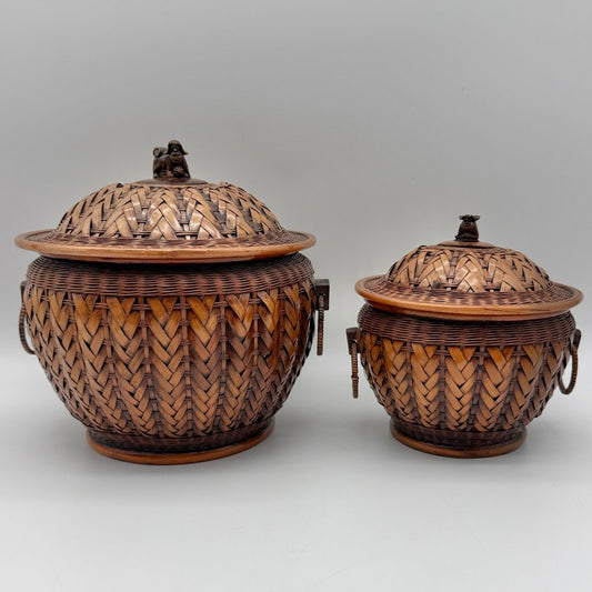 Vintage Shanghai Handicrafts Pair Round Handwoven Wicker Baskets w/Lids Wooden Foo Dog Finials Asian Decor /cb