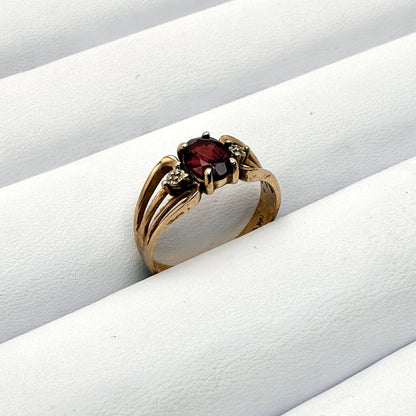 VTG 10k Yellow Gold Ring w/ Oval Cut Red Garnet