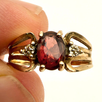 VTG 10k Yellow Gold Ring w/ Oval Cut Red Garnet