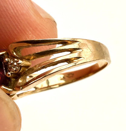 VTG 10k Yellow Gold Ring w/ Oval Cut Red Garnet