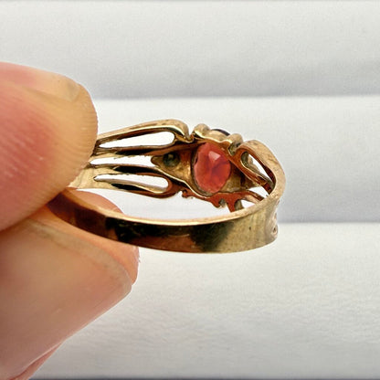 VTG 10k Yellow Gold Ring w/ Oval Cut Red Garnet