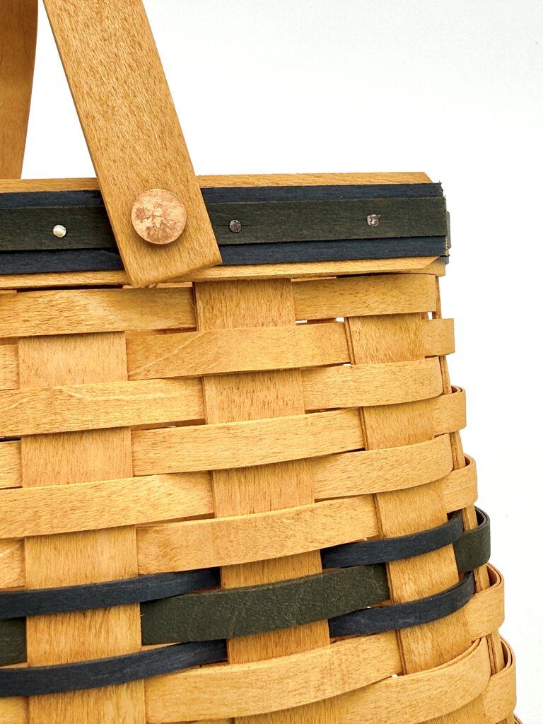 Longaberger 1998 Collectors Club Woven Picnic Basket w/ Wood Lid & Handle