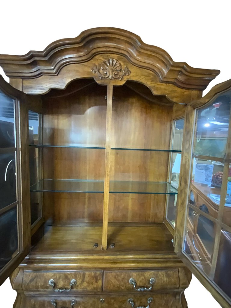 Drexel Heritage China Cabinet with 2 doors and 4 drawers