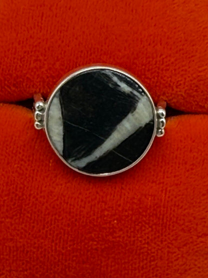 Artisan Signed Sterling Silver Ring Black/White Stone Size 8.5 /ro