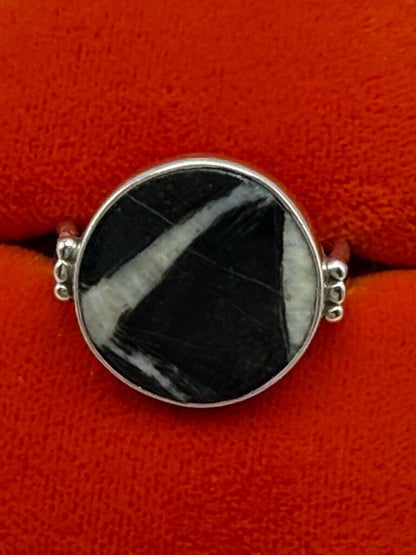 Artisan Signed Sterling Silver Ring Black/White Stone Size 8.5 /ro