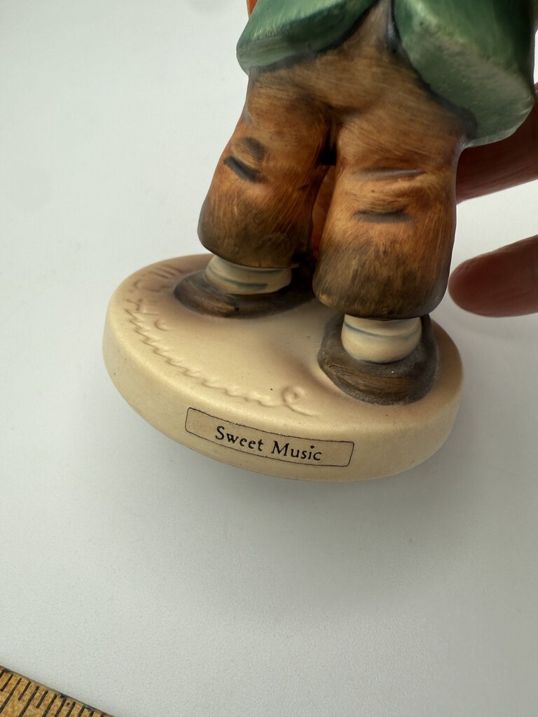 VTG M.J.Hummels “Sweet Music” & Street Singer” Figurines /roh