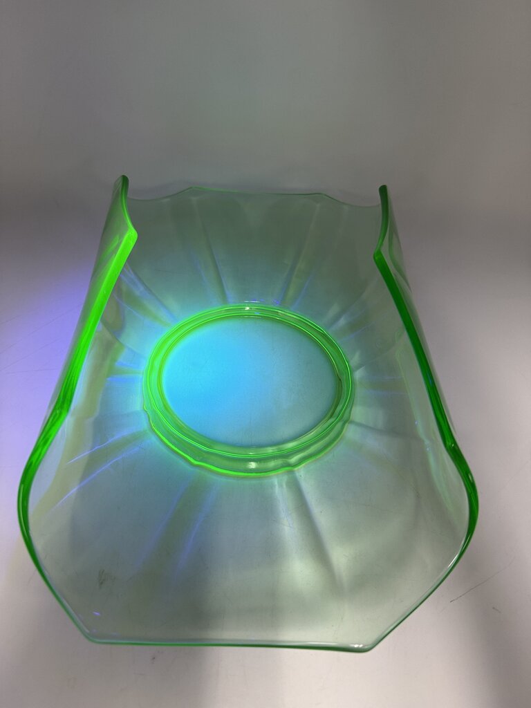 Green Vaseline Uranium Glass Centerpiece Curved in Rim /ro