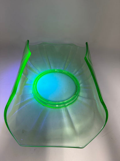 Green Vaseline Uranium Glass Centerpiece Curved in Rim /ro