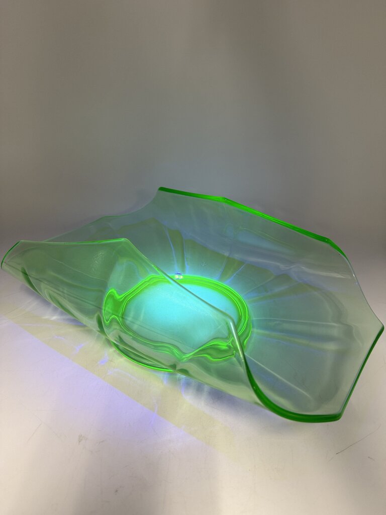 Green Vaseline Uranium Glass Centerpiece Curved in Rim /ro