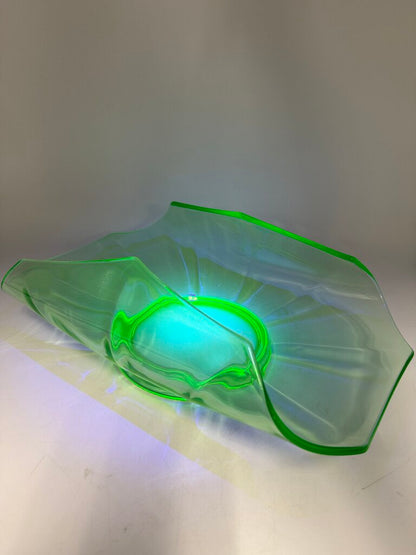 Green Vaseline Uranium Glass Centerpiece Curved in Rim /ro