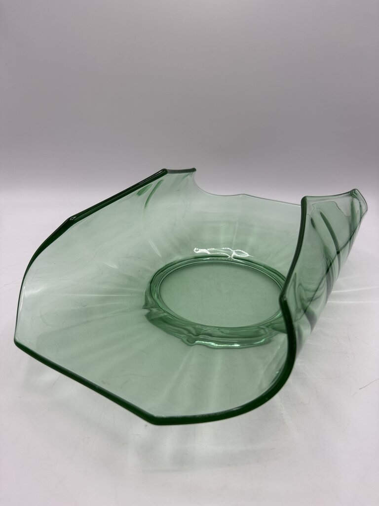 Green Vaseline Uranium Glass Centerpiece Curved in Rim /ro