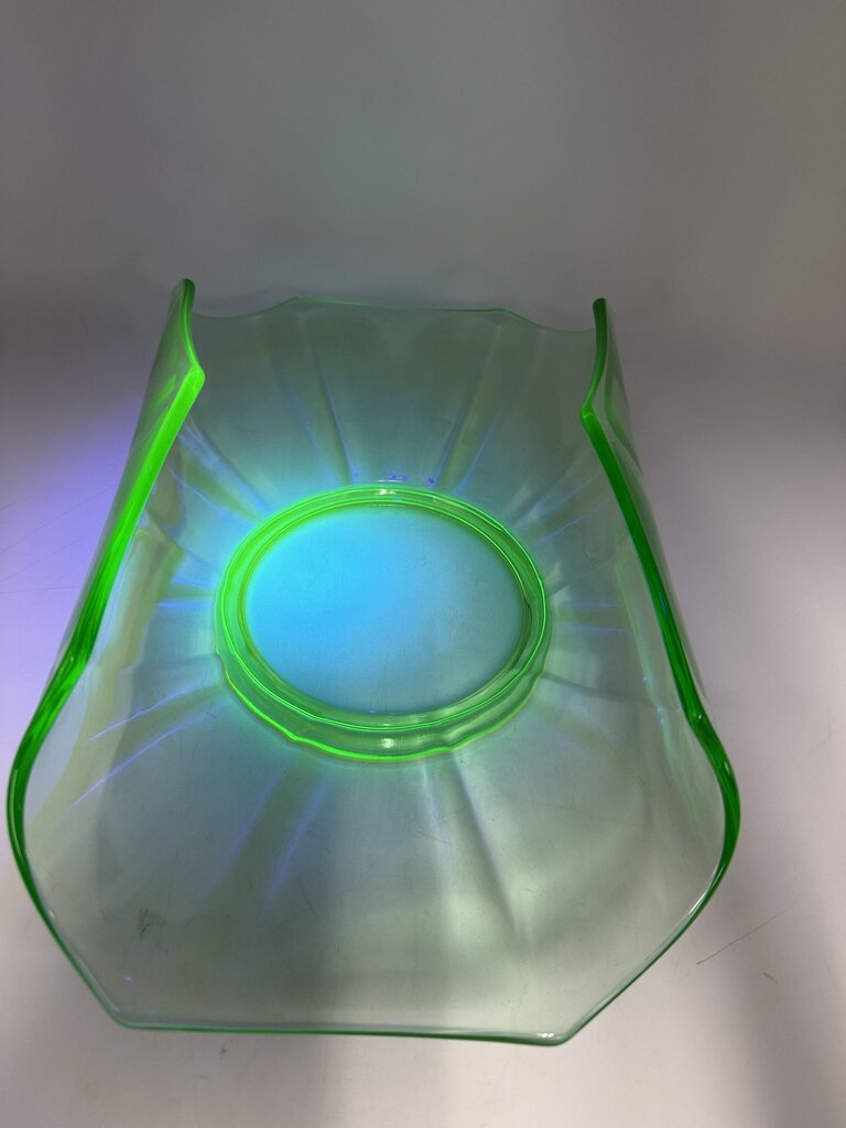 Green Vaseline Uranium Glass Centerpiece Curved in Rim /ro
