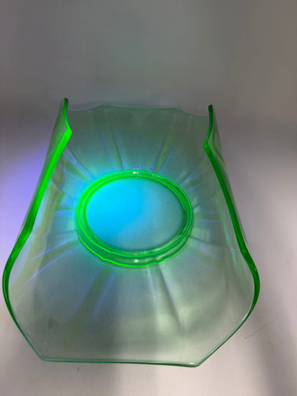 Green Vaseline Uranium Glass Centerpiece Curved in Rim /ro