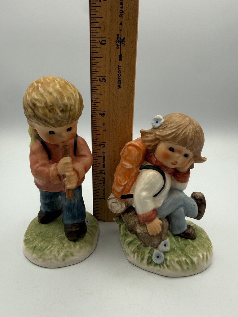 Rare Goebel Charlot Byj Figurines Backpack/Hiker Boy & Girl set /ro