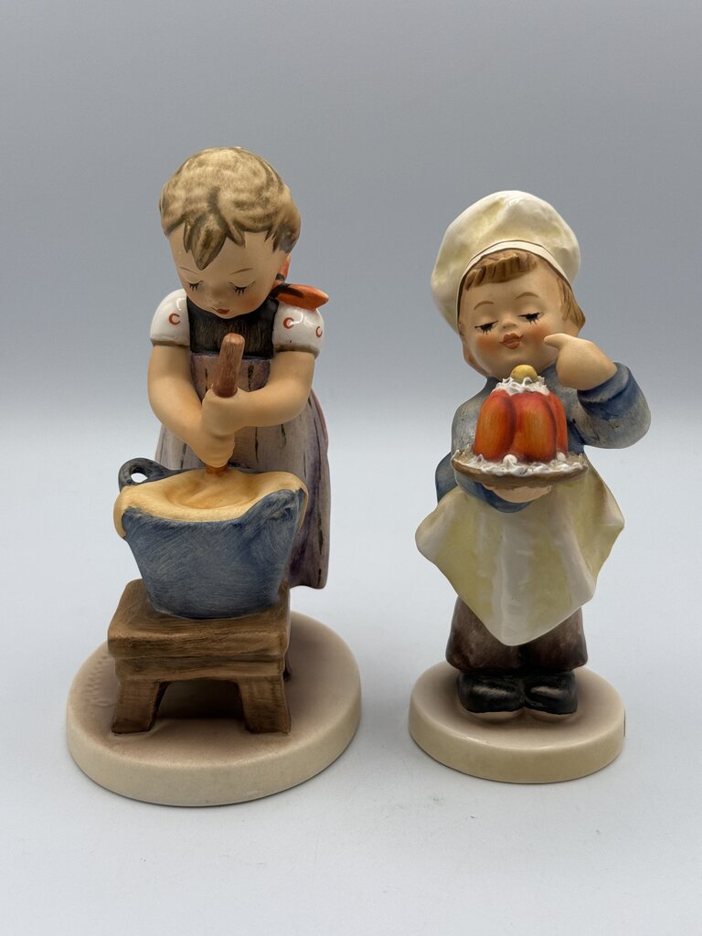 VTG Goebel Hummel Figurines Baker #128 & Baking Day #330 /ro
