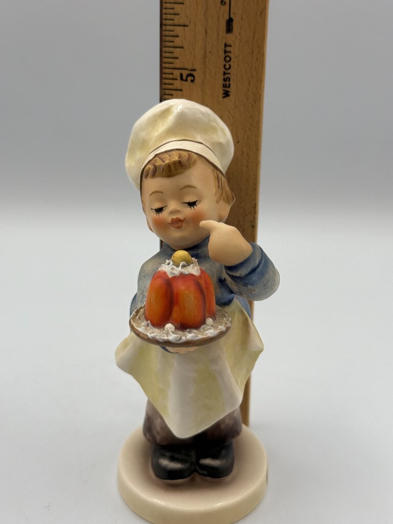 VTG Goebel Hummel Figurines Baker #128 & Baking Day #330 /ro
