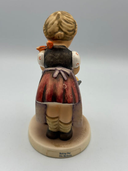 VTG Goebel Hummel Figurines Baker #128 & Baking Day #330 /ro