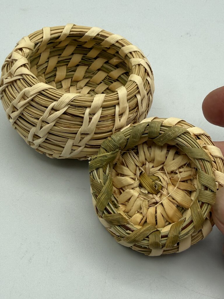 Native American Hand Woven Bear Grass Basket w/Lid /ro