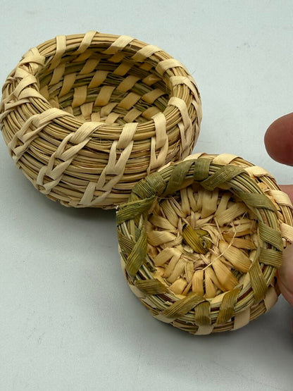 Native American Hand Woven Bear Grass Basket w/Lid /ro